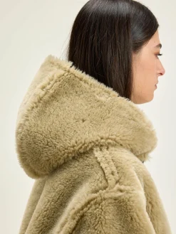 Elodie Jas Met Capuchon